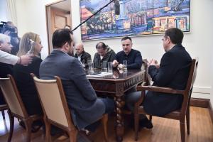 Ο Αλέξης Τσίπρας με εργαζόμενους της ΕΥΔΑΠ