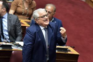 Ο Κώστας Τζβάρας μιλά από τα έδρανα της Βουλής