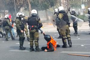 άγρια επίθεση ΜΑΤ
