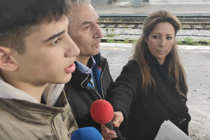 Μοίρασαν φυλλάδια για τα θύματα των Τεμπών