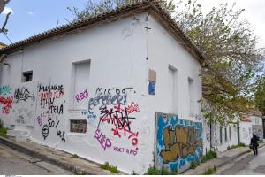 Κτίριο με graffiti στο σημείο που έγινε η αιματηρή ληστεία κοντά στην Ακρόπολη