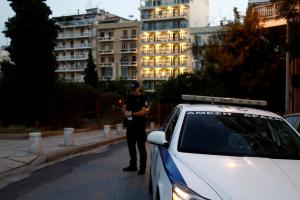 Αστυνομικός δίπλα σε περιπολικό στη Θεσσαλονίκη