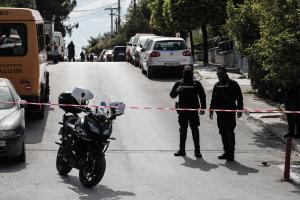Αστυνομικοί με μηχανή στο σημείο της δολοφονίας του δημοσιογράφου Γιώργου Καραϊβάζ