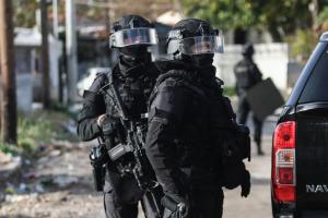 Άνδρες των ΕΚΑΜ σε επιχείρηση της αστυνομίας