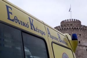 Ασθενοφόρο του ΕΚΑΒ μπροστά στον Λευκό Πύργο