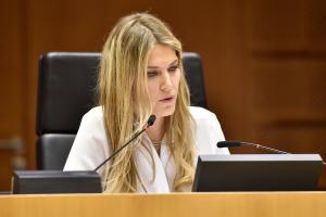 Η Εύα Καϊλή μιλά με μικρά μικρόφωνα μπροστά της