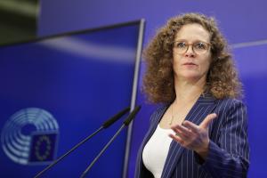 Η Σόφι ιντ Φελντ στο βήμα του Ευρωκοινοβουλίου