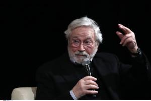 Ο Γιώργος Αρβανίτης με μικρόφωνο στο χέρι μιλάει