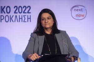 Η Νίκη Κεραμέως καθισμένη σε καρέκλα με φάκελο στα χέρια της