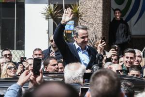 Ο Κυριάκος Μητσοτάκης χαιρετάει κόσμο