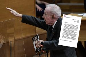 Ο Κώστας Πλεύρης χαιρετά ναζιστικά μέσα στο δικαστήριο