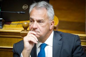 Ο Μάκης Βορίδης στα έδρανα της Βουλής με το χέρι στο πιγούνι