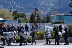 ΜΑΤ με τις ασπίδες για τη διαμαρτυρία φιλάθλων μετά την οπαδική συμπλοκή