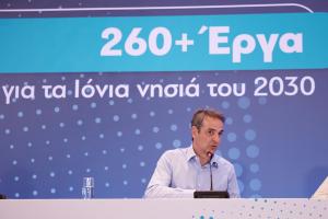 Ο Κυριάκος Μητσοτάκης μιλά καθισμένος με το μικρόφωνο μπροστά του
