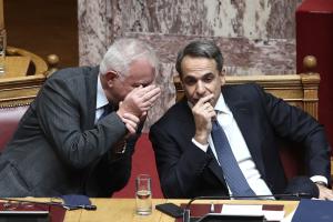 Ο Παναγιώτης Πικραμμένος και ο Κυριάκος Μητσοτάκης στη Βουλή