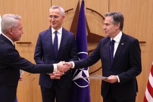 Ο υπουργός Εξωτερικών της Φινλανδίας, ο ΥΠΕΞ των ΗΠΑ και ο γ.γ του ΝΑΤΟ δίνουν τα χέρια