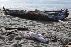 Απομεινάρια πλοίου και ρούχα στην άμμο από ναυάγιο με μετανάστες