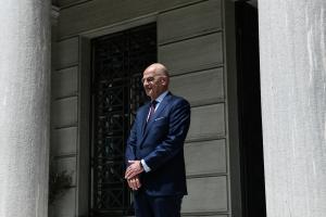 Ο Νίκος Δένδιας στέκεται στην πόρτα του ΥΠΕΞ