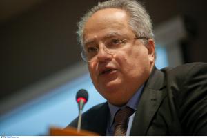 Ο Νίκος Κοτζιάς μιλά σε μικρόφωνο