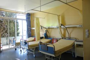Θάλαμος νοσοκομείου με άδεια κρεβάτια