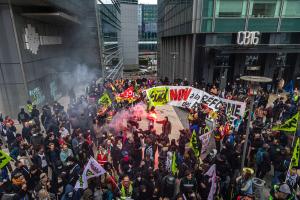 Διαδηλωτές με πανό στο κτίριο Χρηματιστηρίου στο Παρίσι
