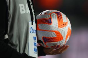 Τερματοφύλακας κρατά την ποδοσφαιρική μπάλα στο χέρι