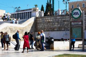Κόσμος μπροστά στο μετρό Συντάγματος ]