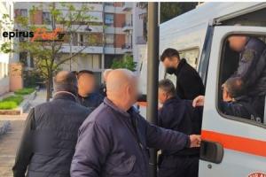 Ο ποδοσφαιριστής μπαίνει στο βανάκι συνοδεία αστυνομικών