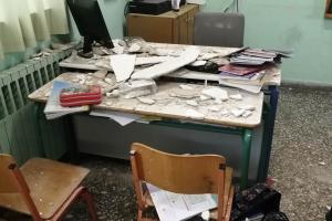 Κομμάτια από την οροφή πάνω στην έδρα και τα θρανία τάξης δημοτικού σχολείο στον Βόλο
