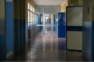 Διάδρομος σχολείο με πόρτες δεξιά και αριστερά