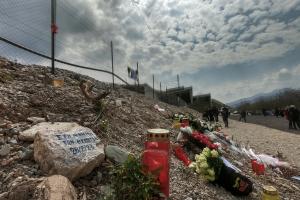 κεριά και λουλούδια στη μνήμη των θυμάτων των Τεμπών και ένα μήνυμα γραμμένο σε μια πέτρα