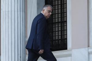 Ο Τάκης Θεοδωρικάκος έξω από το Μέγαρο Μαξίμου