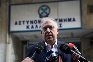 O Τάκης Θεοδωρικάκος έξω από αστυνομικό τμήμα
