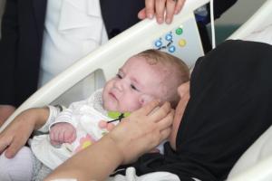 Η μαμά ξαπλωμένη στο κρεβάτι του νοσοκομείου με το μωρό της στην αγκαλιά της