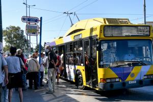 Άνθρωποι επιβιβάζονται σε τρόλεϊ