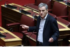 Ο Ευκλείδης Τσακαλώτος μιλά όρθιος στα έδρανα της Βουλής