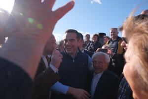 Ο Αλέξης Τσίπρας με τον ηλικιωμένο και κόσμο τριγύρω του