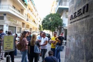 Υποψήφιοι έξω από το κτίριο του ΑΣΕΠ