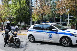 Αστυνομικός και περιπολικό της ΕΛΑΣ
