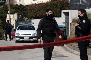Αστυνομία έξω από το σπίτι του Γιώργου Καραϊβάζ