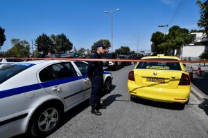 Αστυνομικός μπροστά σε ταξί