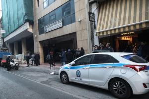 Περιπολικό έξω από το αστυνομικό τμήμα Ομόνοιας