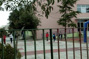 Παιδιά σε αυλή σχολείου