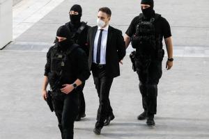 Ο Μπάμπης Αναγνωστόπουλος συνοδεία αστυνομικών με full face και αλεξίσφαιρα