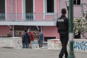 Αστυνομικός και άνθρωποι στο σημείο που βρέθηκε νεκρή η γυναίκα