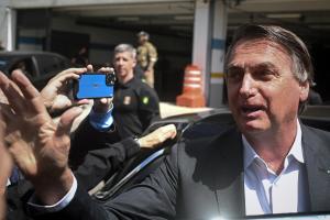 Ο Μπολσονάρο βγαίνει από το αμάξι και κάποιος με κινητό τον τραβά βίντεο
