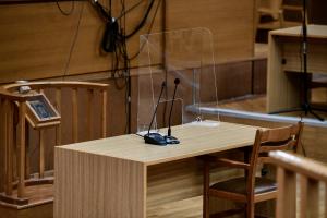 Στιγμιότυπο από δικαστική αίθουσα με το βήμα και μπροστά θρησκευτική εικόνα