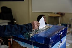 Άντρας βάζει ψηφοδέλτιο στην κάπλη