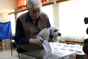 εκλογές 21 Μαΐου κάλπη ψηφοφόρος σκύλος