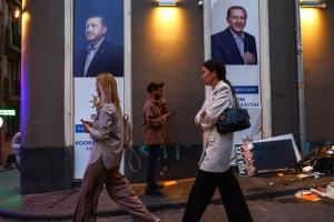 Κόσμος περνά μπροστά από προεκλογικές αφίσες του Ερντογάν